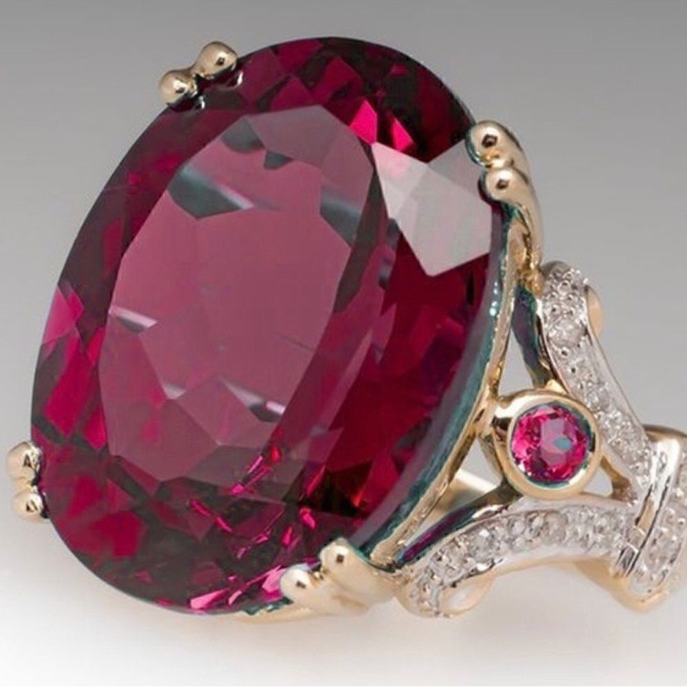 ♥️ NEW ruby red crystal cocktail ring ♥️
